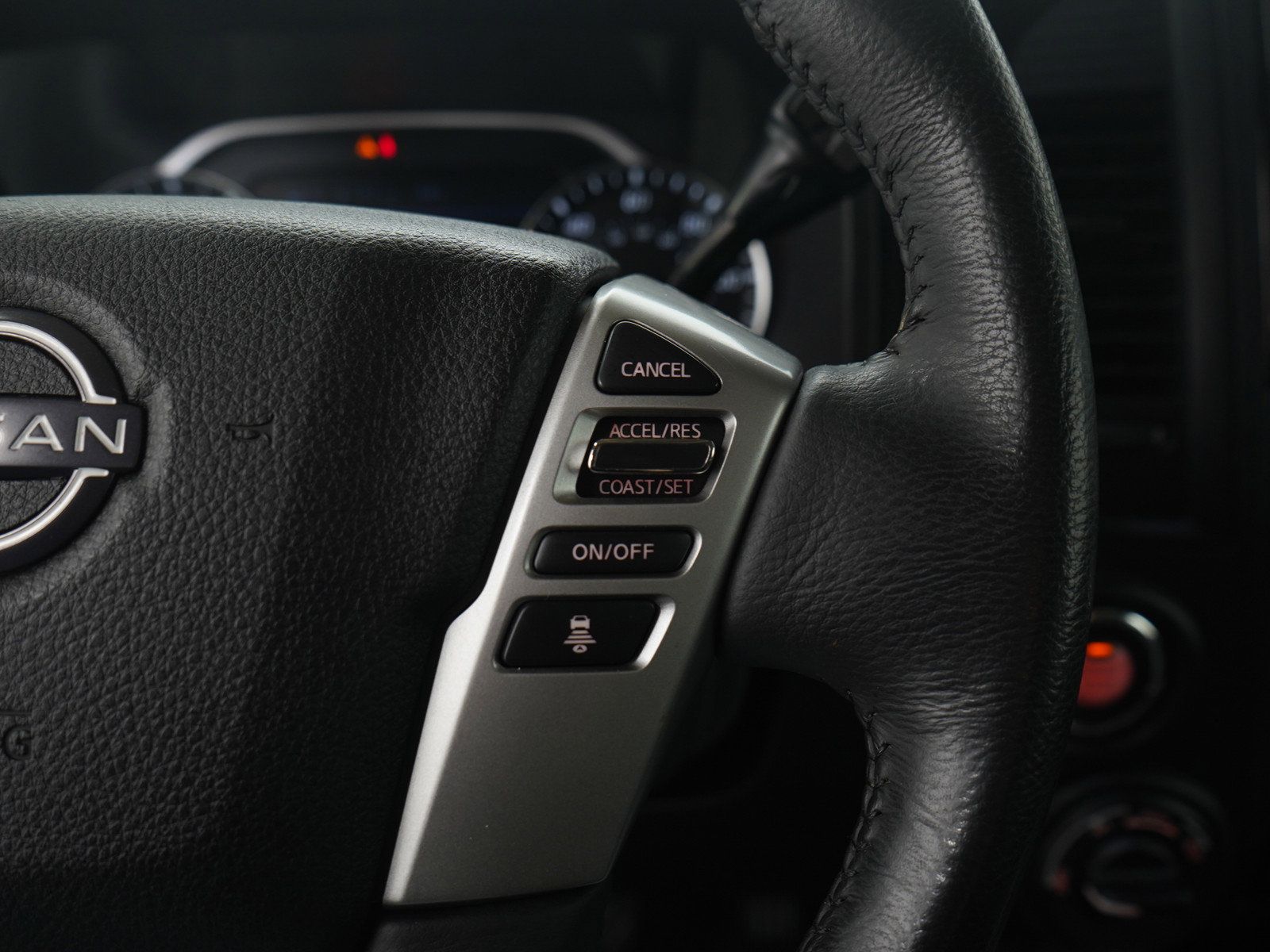 Used 2024 Nissan Titan SV w/ SV Convenience Package image 29