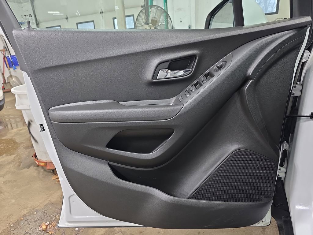 Used 2020 Chevrolet Trax LT w/ LT Convenience Package FWD image 25
