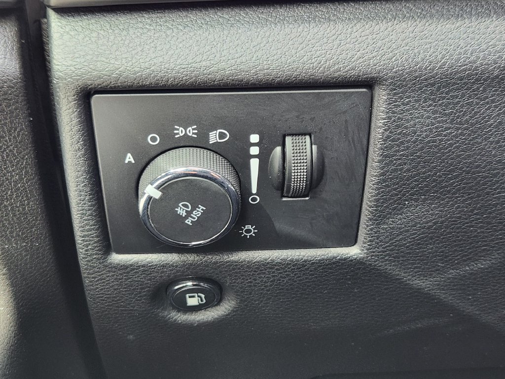Used 2020 Jeep Grand Cherokee Altitude AWD/4WD image 12