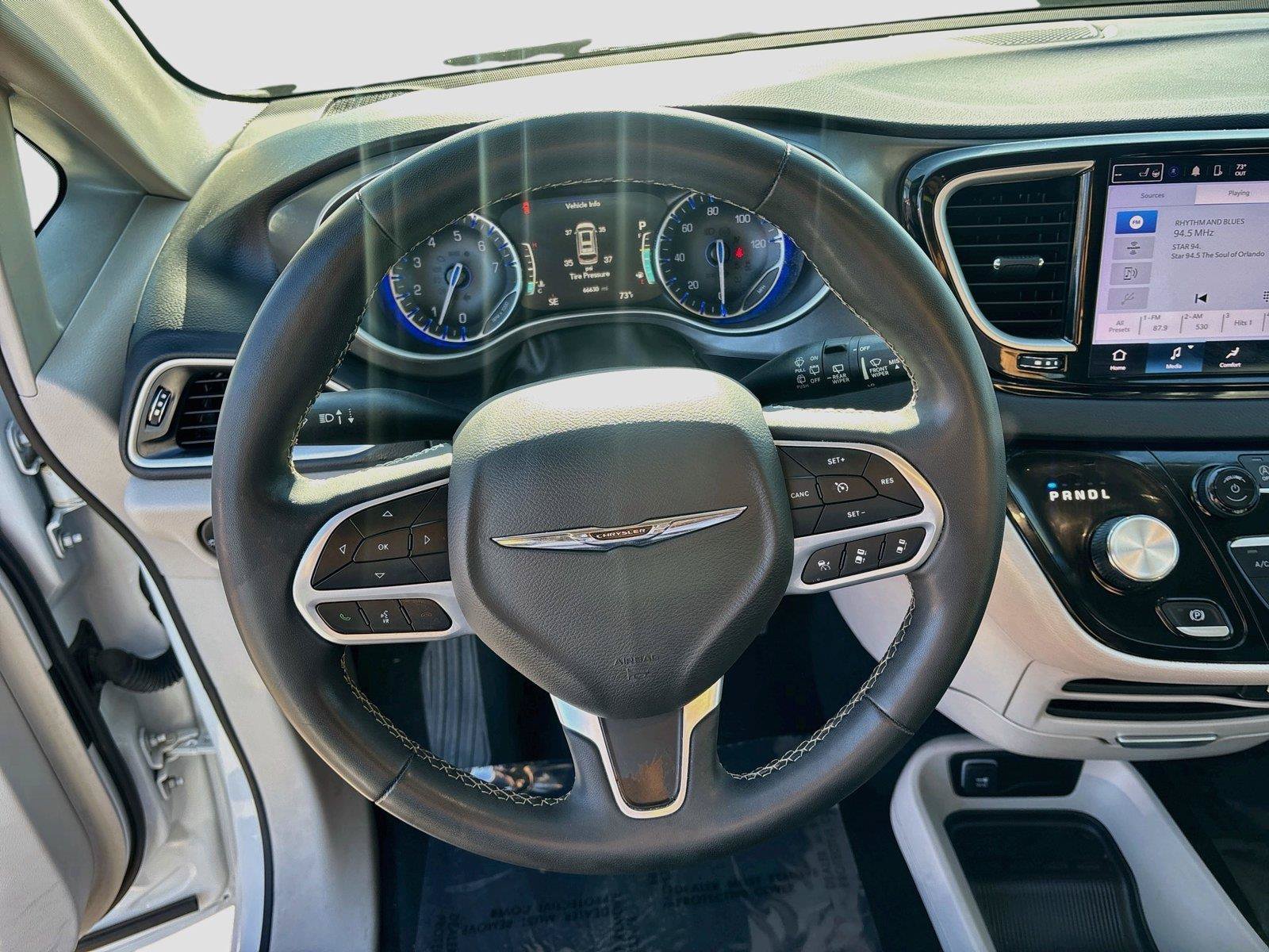 Used 2023 Chrysler Pacifica Touring-L FWD image 11