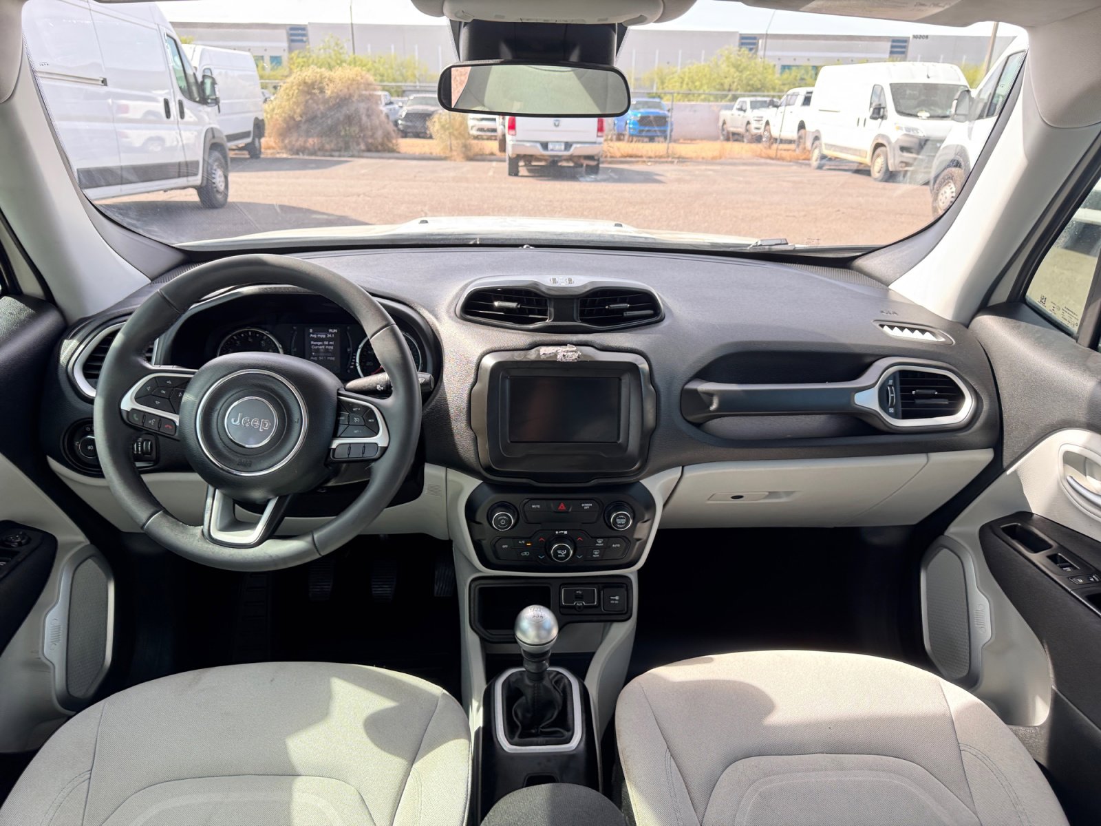 Used 2018 Jeep Renegade Latitude FWD image 13