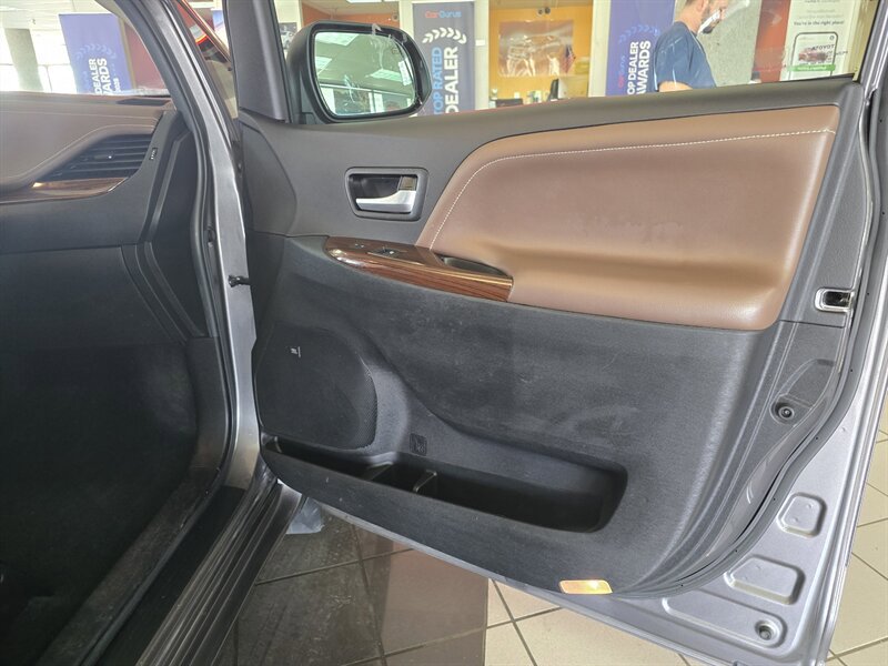 Used 2017 Toyota Sienna Limited Premium w/ Advanced Technology Package image 12