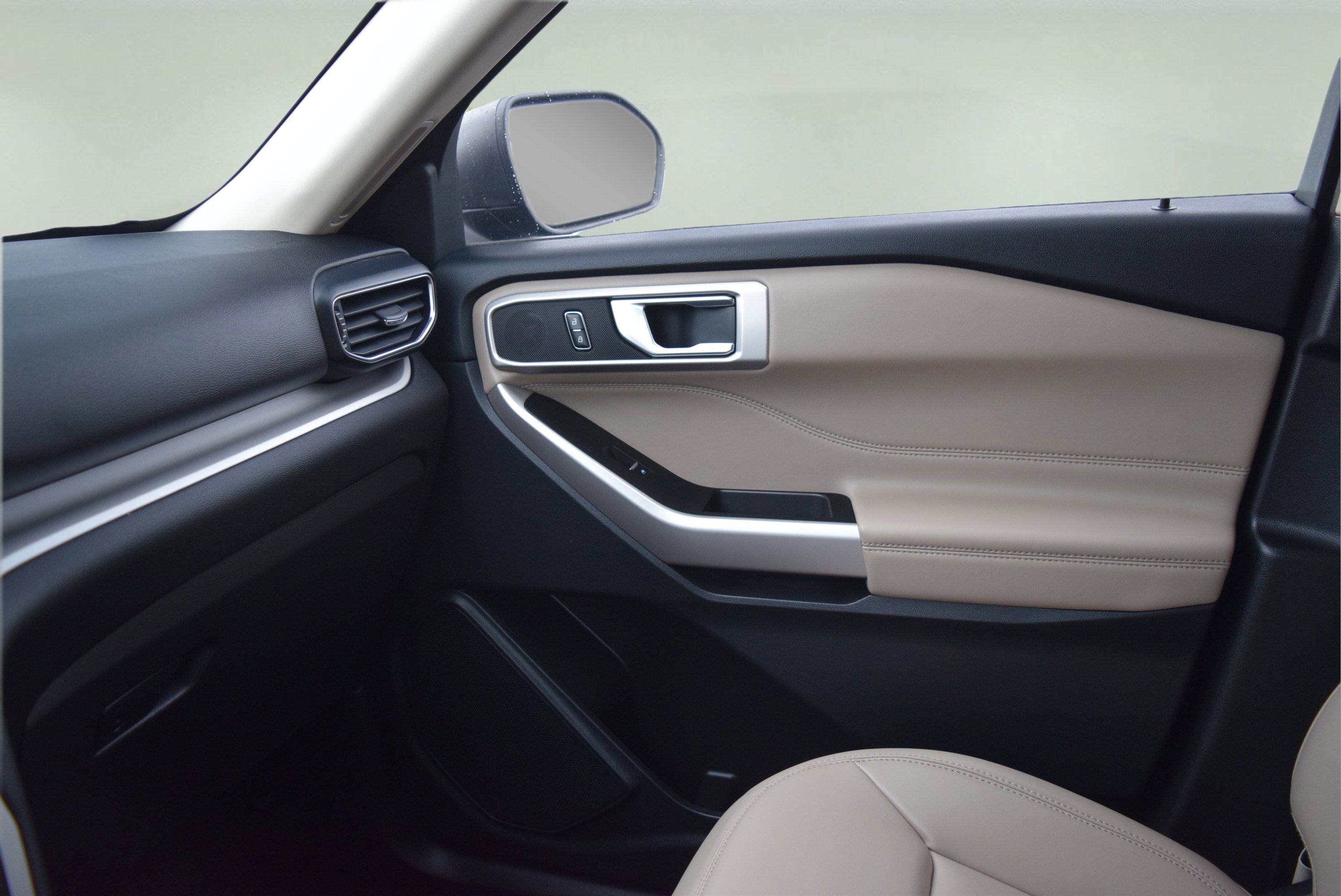 Used 2023 Ford Explorer XLT w/ Equipment Group 202A image 17