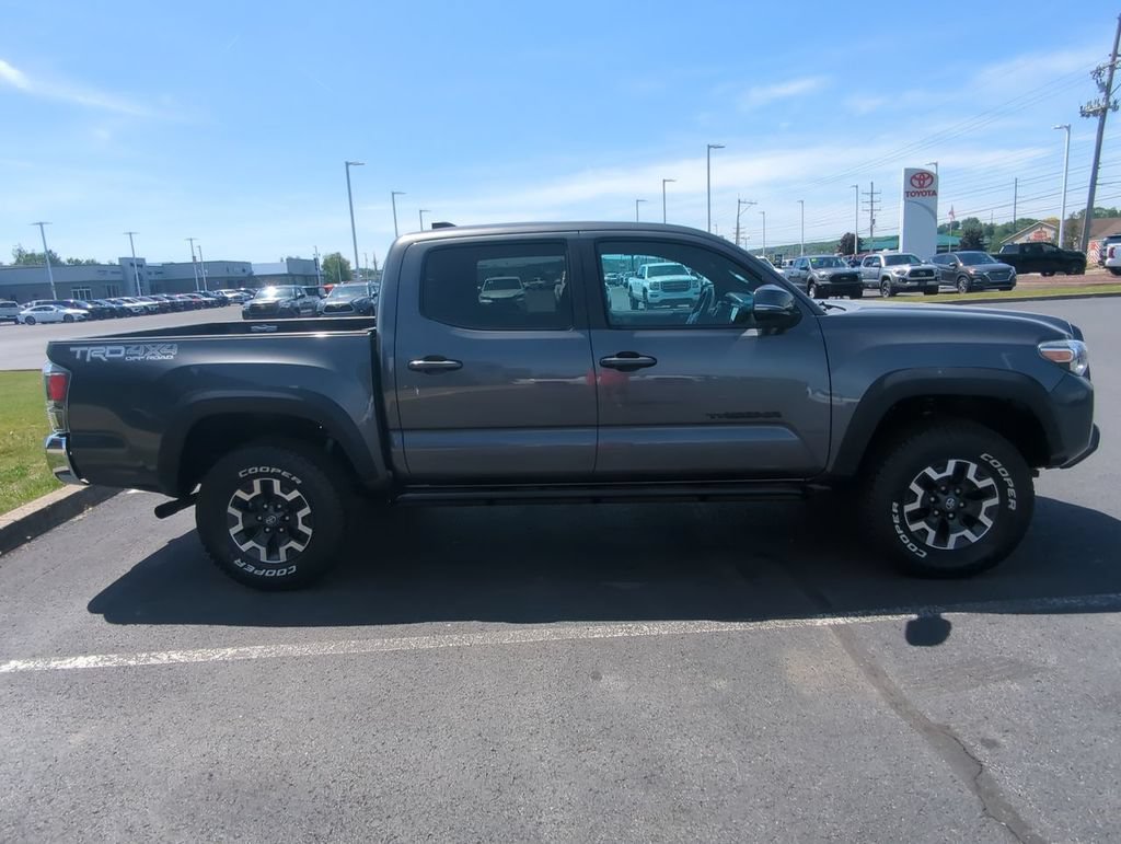Used 2020 Toyota Tacoma TRD Off-Road AWD/4WD image 9