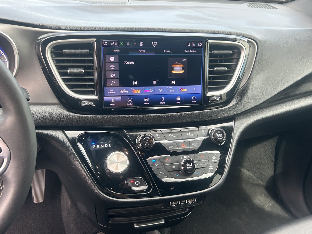 Used 2025 Chrysler Pacifica Select FWD image 12