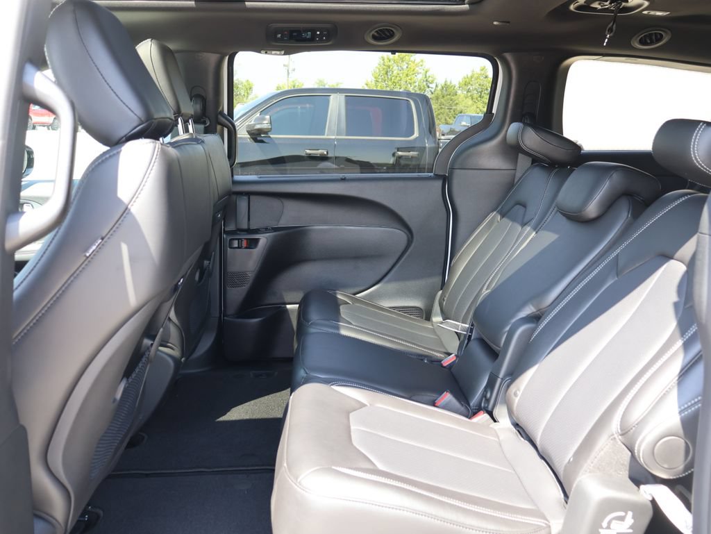 New 2026 Chrysler Pacifica Select FWD image 16
