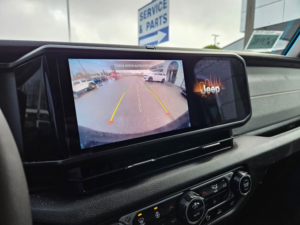 Used 2024 Jeep Wrangler Unlimited image 25