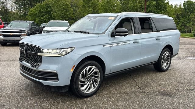 Used 2025 Lincoln Navigator L Reserve AWD/4WD image 3
