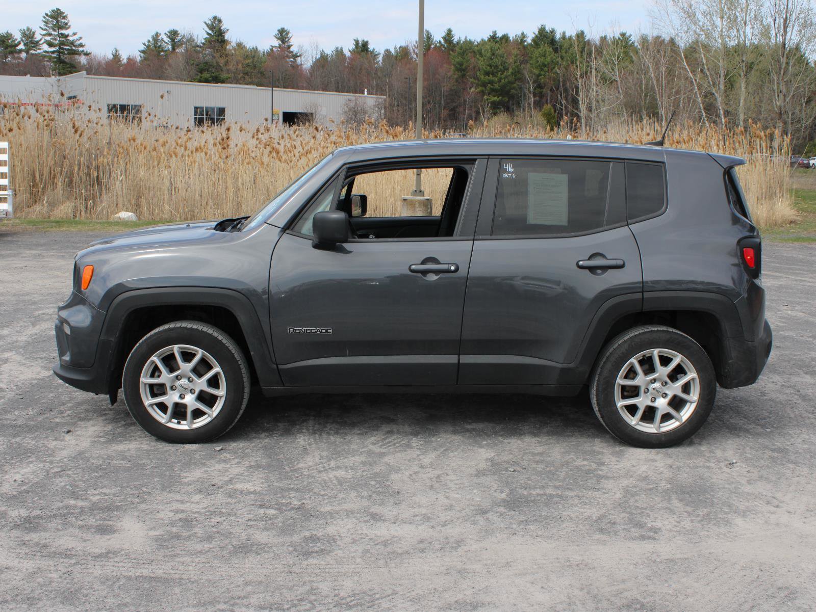 Used 2023 Jeep Renegade Latitude AWD/4WD image 5