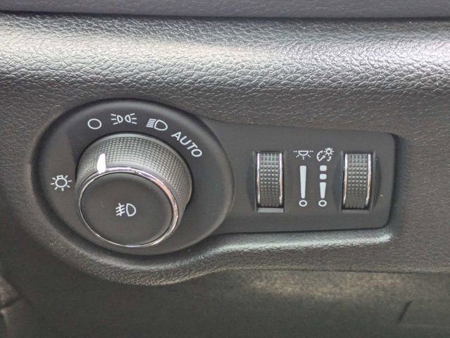 Used 2022 Chrysler Pacifica Limited w/ Uconnect Theater Family Group FWD image 28