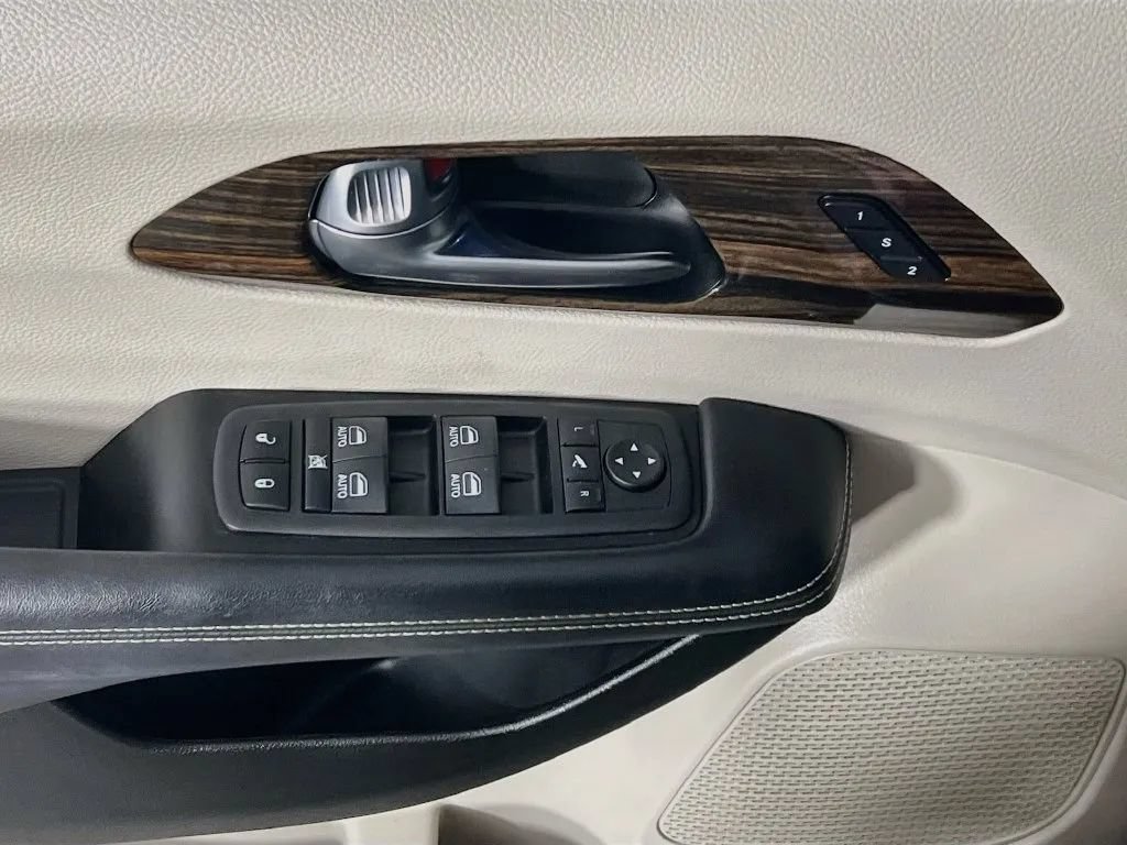 Used 2023 Chrysler Pacifica Limited FWD image 19