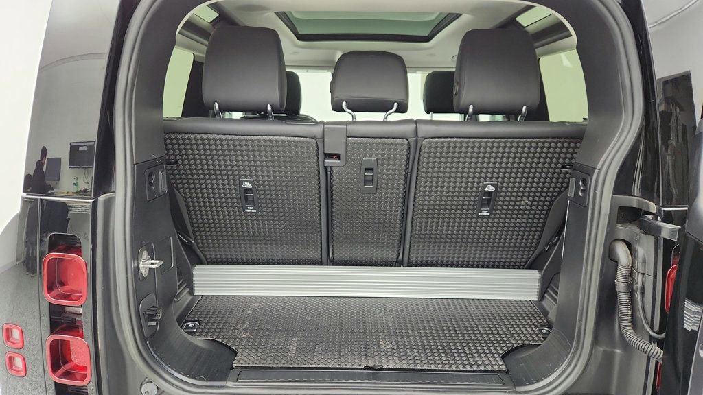 Used 2023 Land Rover Defender 90 SE image 22