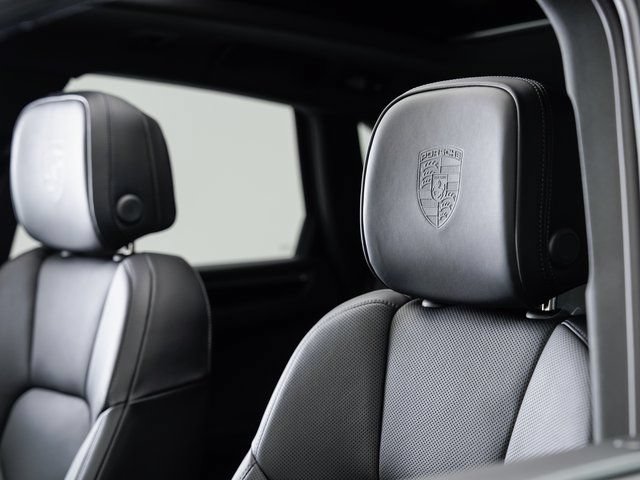 Certified 2025 Porsche Macan AWD/4WD image 10
