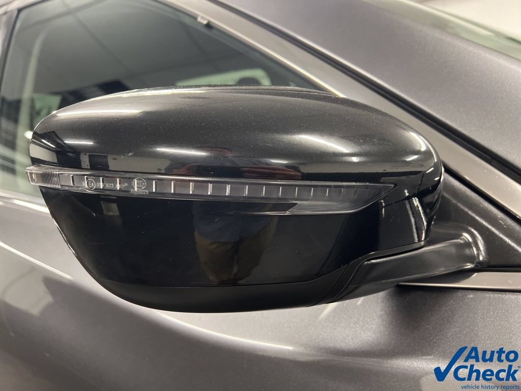 Used 2018 Nissan Rogue SV AWD/4WD image 12