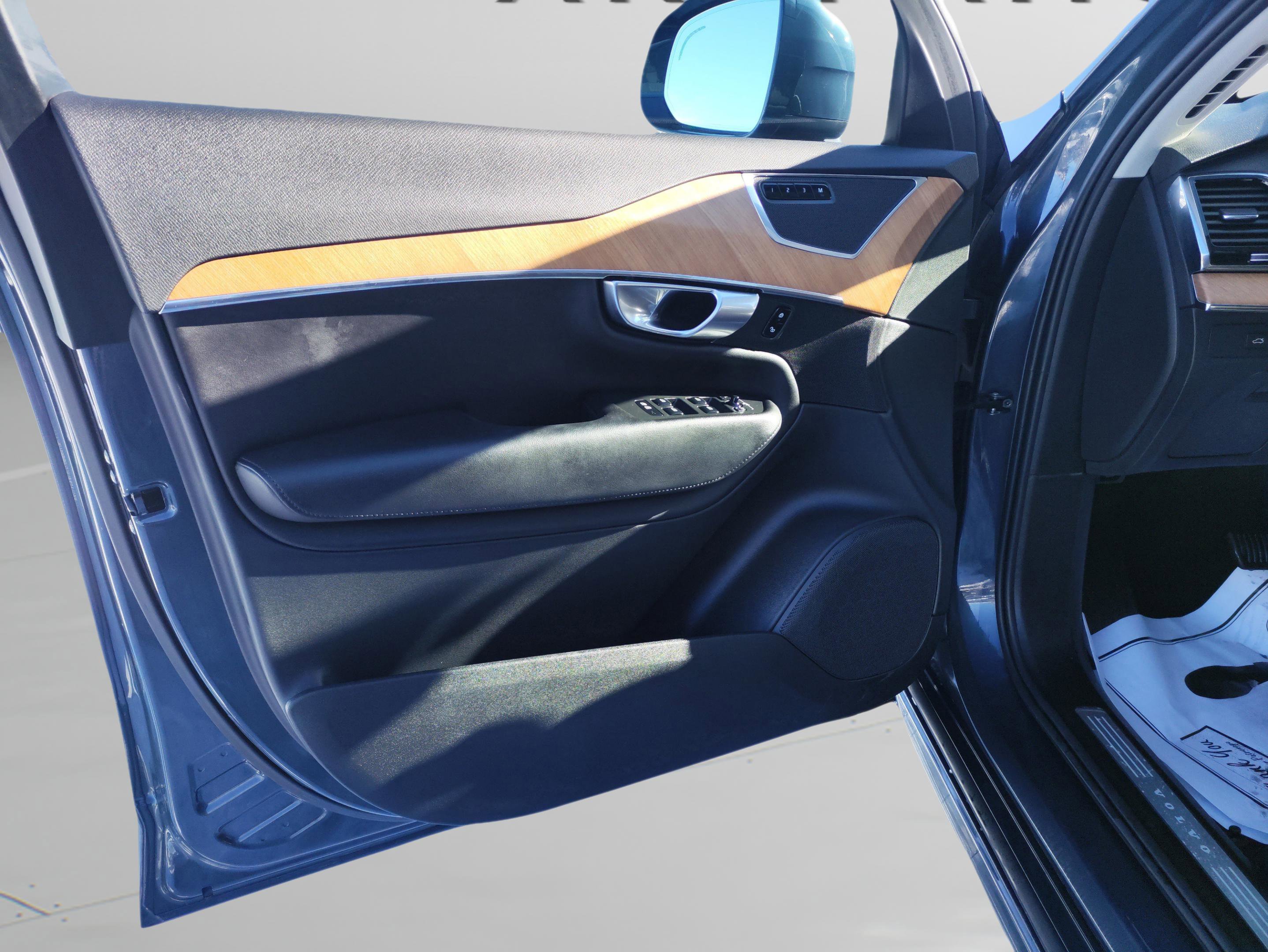 Used 2023 Volvo XC90 B5 Plus image 28