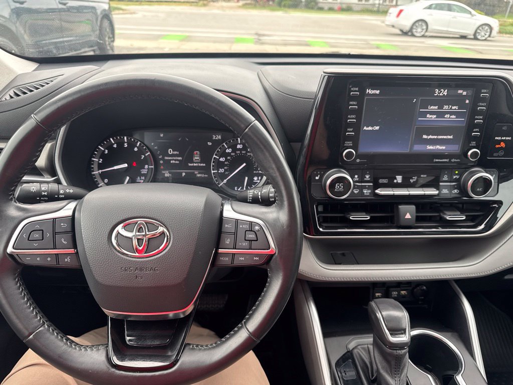 Used 2021 Toyota Highlander XLE AWD/4WD image 16