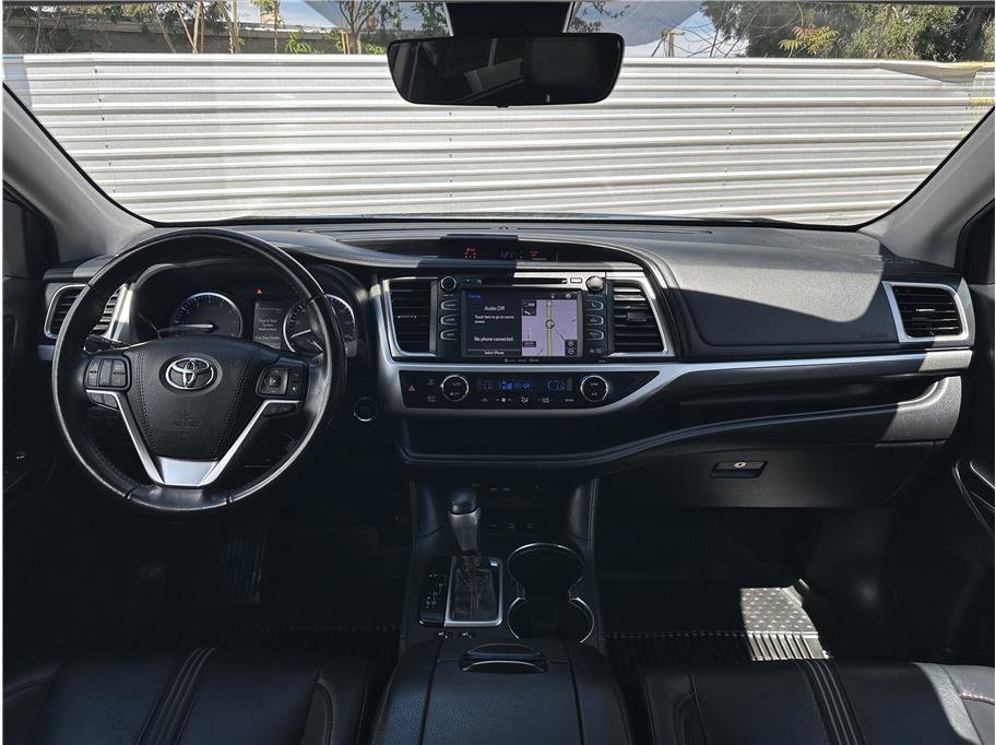 Used 2019 Toyota Highlander SE w/ Nightshade Edition AWD/4WD image 20