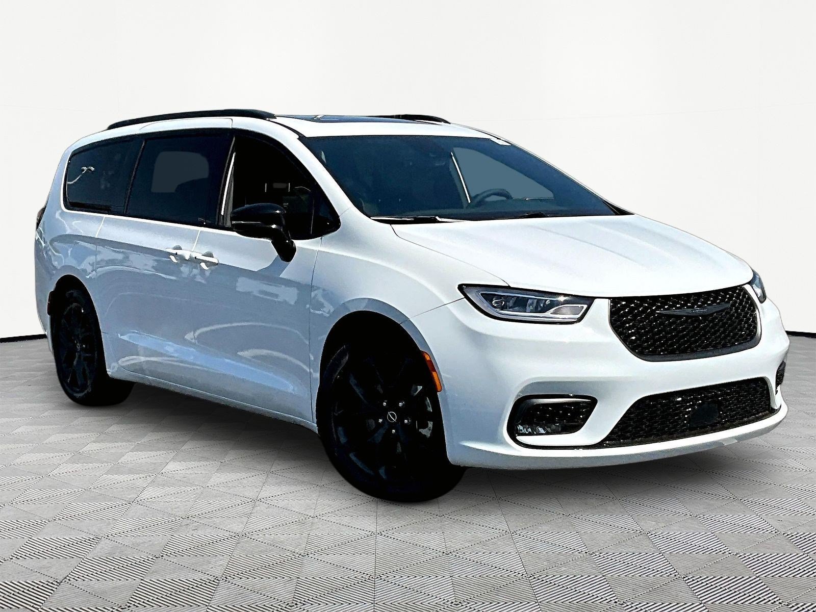 Used 2026 Chrysler Pacifica Limited w/ S Appearance Package FWD image 3