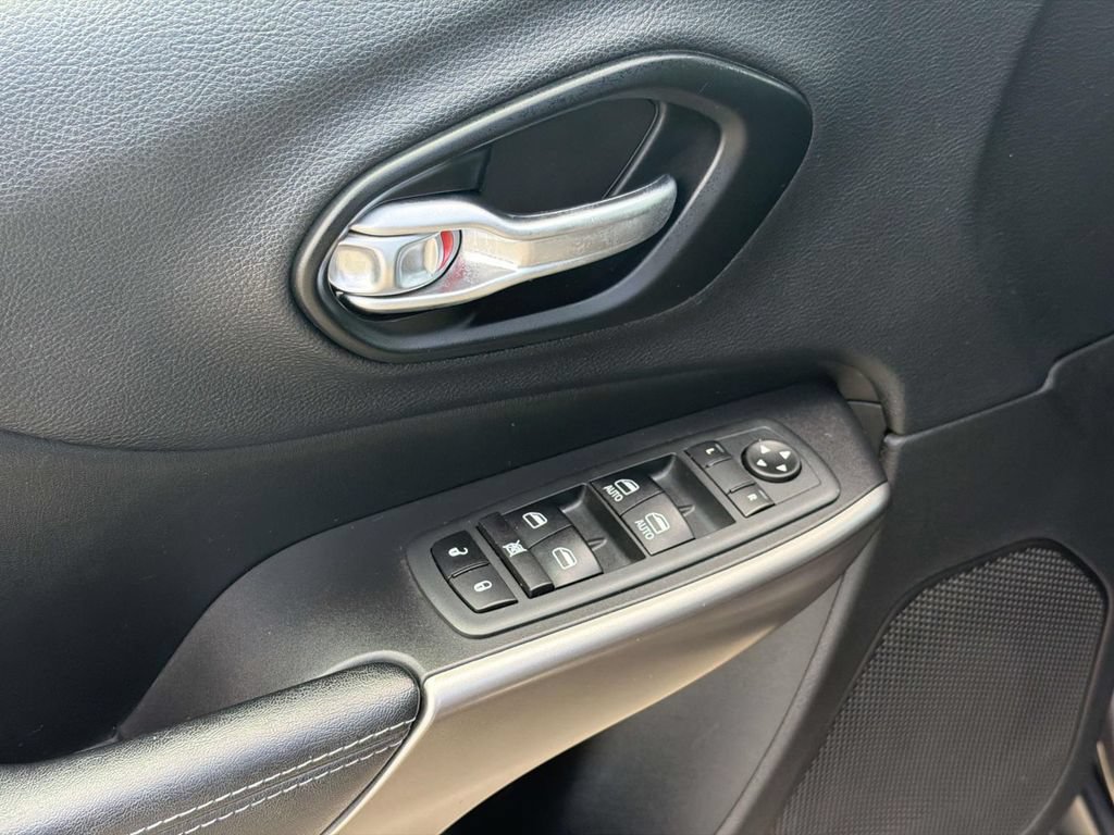 Used 2020 Jeep Cherokee Latitude Plus w/ Cold Weather Group AWD/4WD image 14