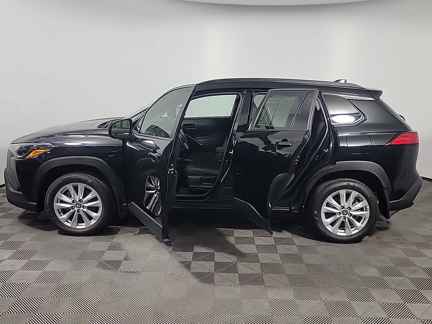 Used 2024 Toyota Corolla Cross LE w/ Black Badges Package (TMS) image 15