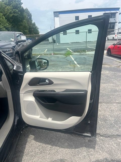 Used 2017 Chrysler Pacifica Touring-L Plus w/ Advanced Safetytec Group FWD image 20