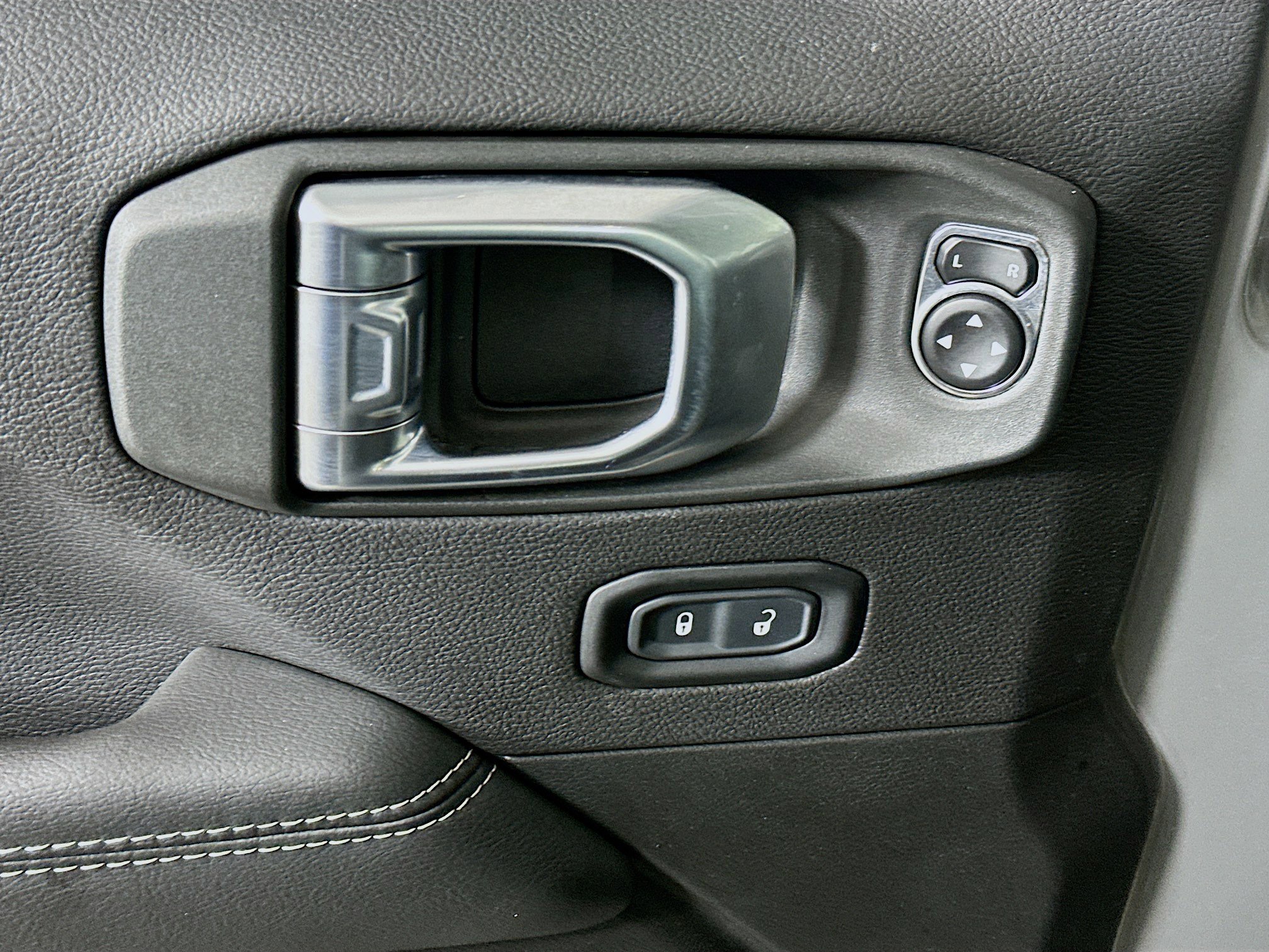 Used 2023 Jeep Wrangler Unlimited Sahara AWD/4WD image 15