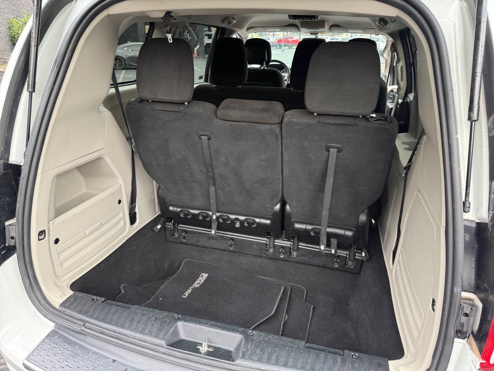 Used 2017 Dodge Grand Caravan SE w/ UConnect Hands-Free Group image 21