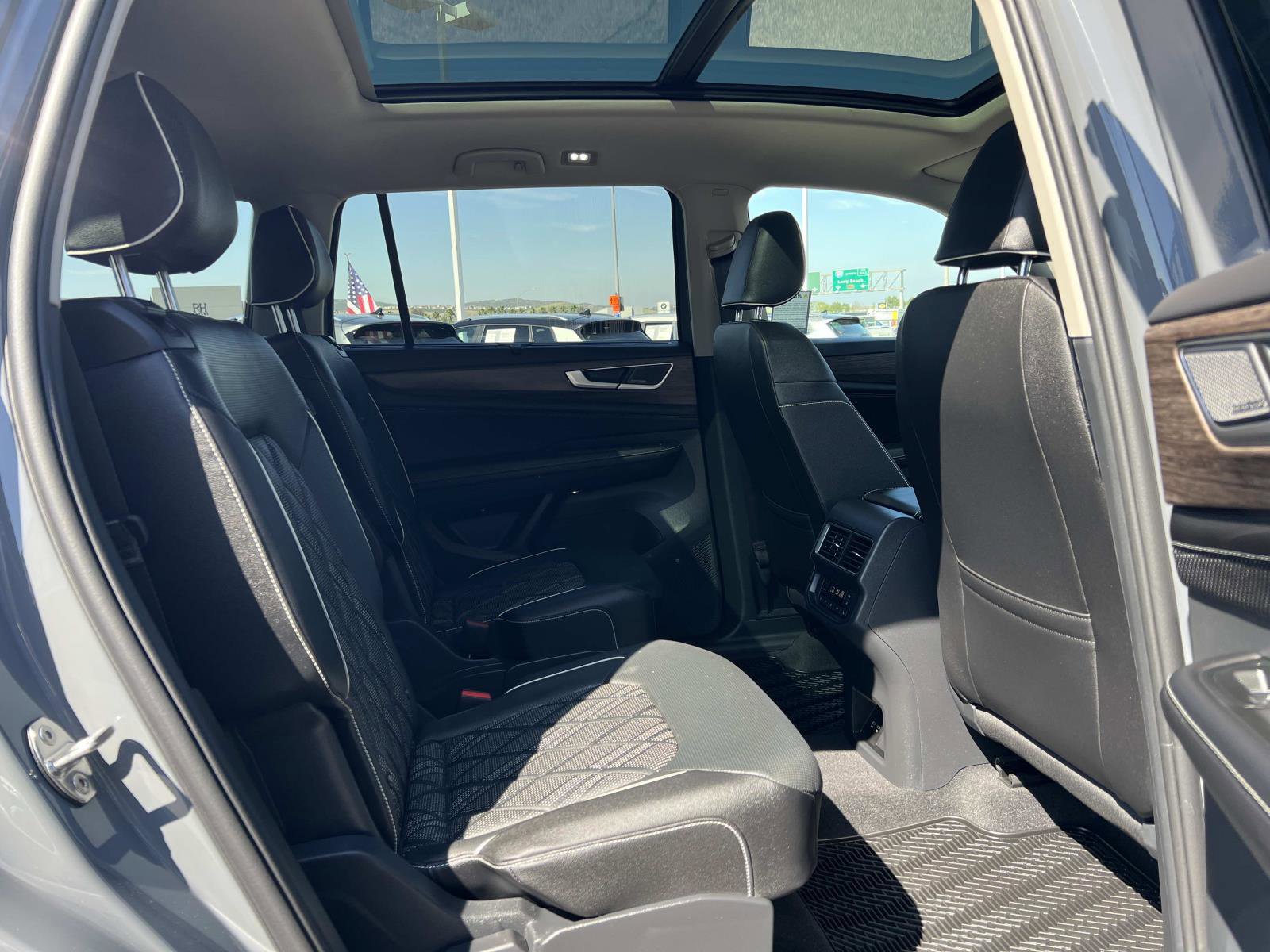 Certified 2025 Volkswagen Atlas SEL Premium R-Line image 36