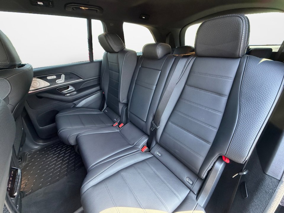 Used 2025 Mercedes-Benz GLS 580 4MATIC image 12