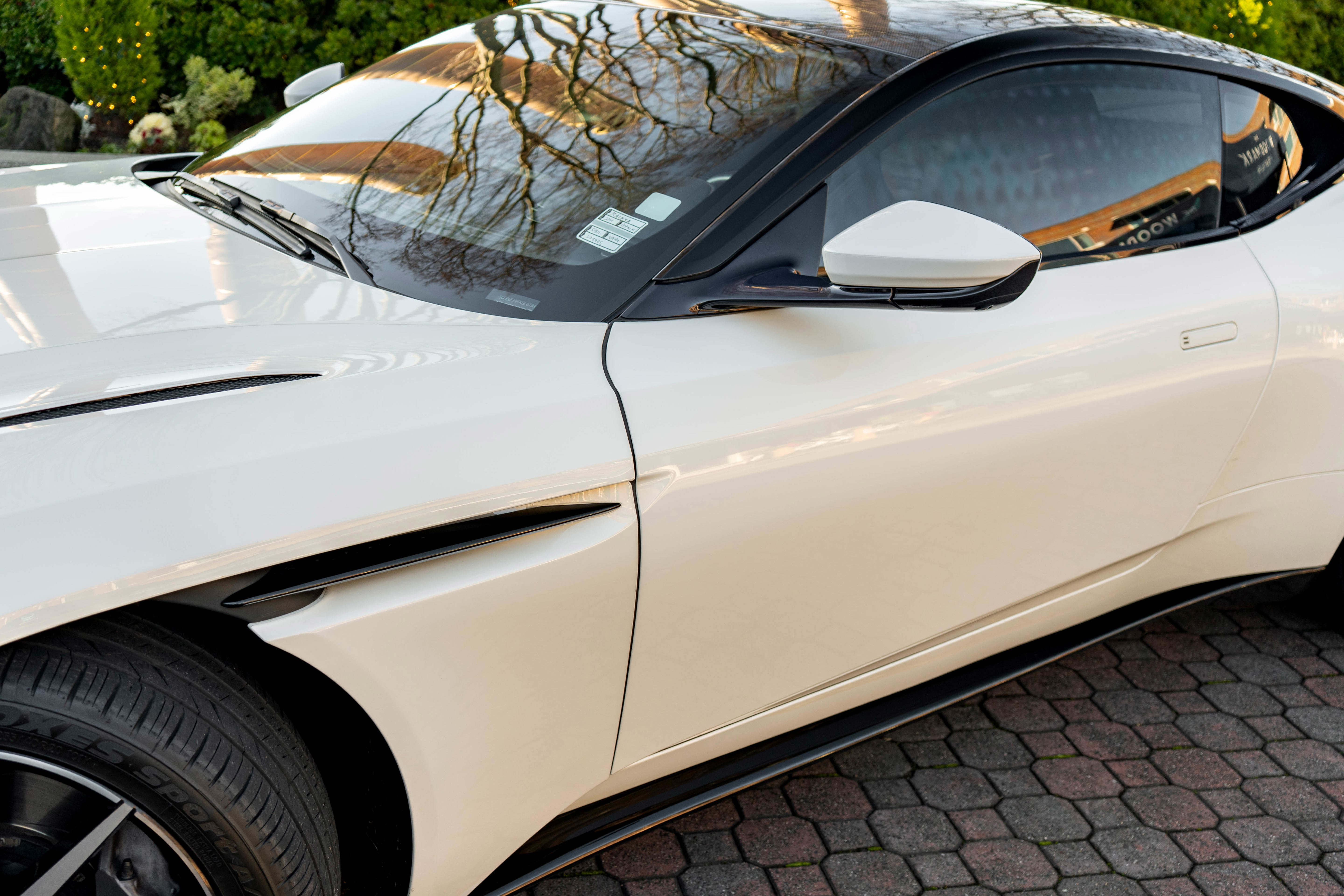 Used 2019 Aston Martin DB11 Coupe image 32
