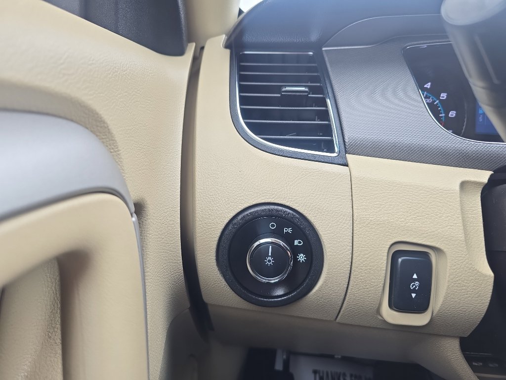 Used 2013 Ford Taurus SE FWD image 22