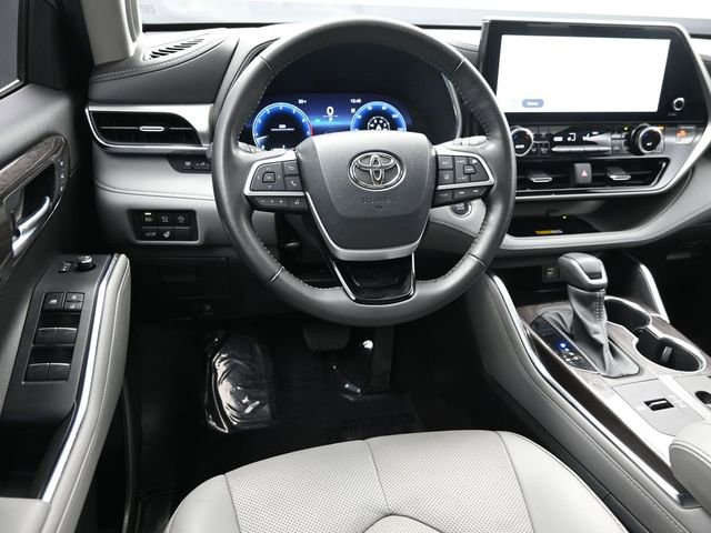 Used 2023 Toyota Highlander Platinum FWD image 17