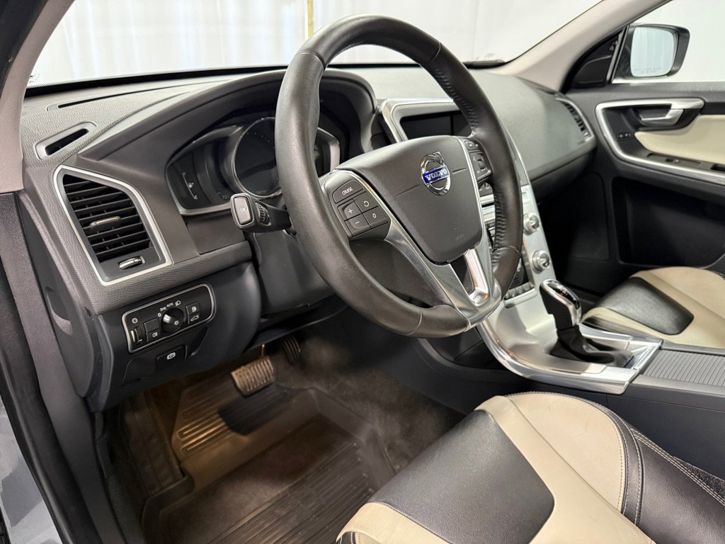 Used 2017 Volvo XC60 T5 Dynamic w/ Preferred Option Package image 9