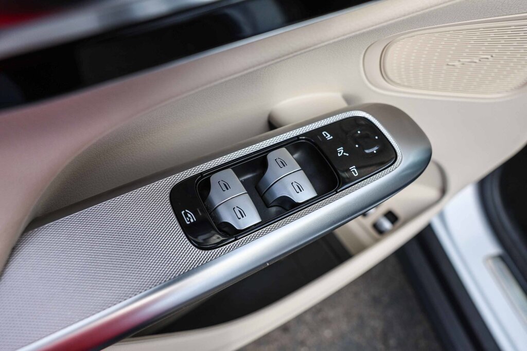 Used 2025 Mercedes-Benz GLC 350e 4MATIC image 11