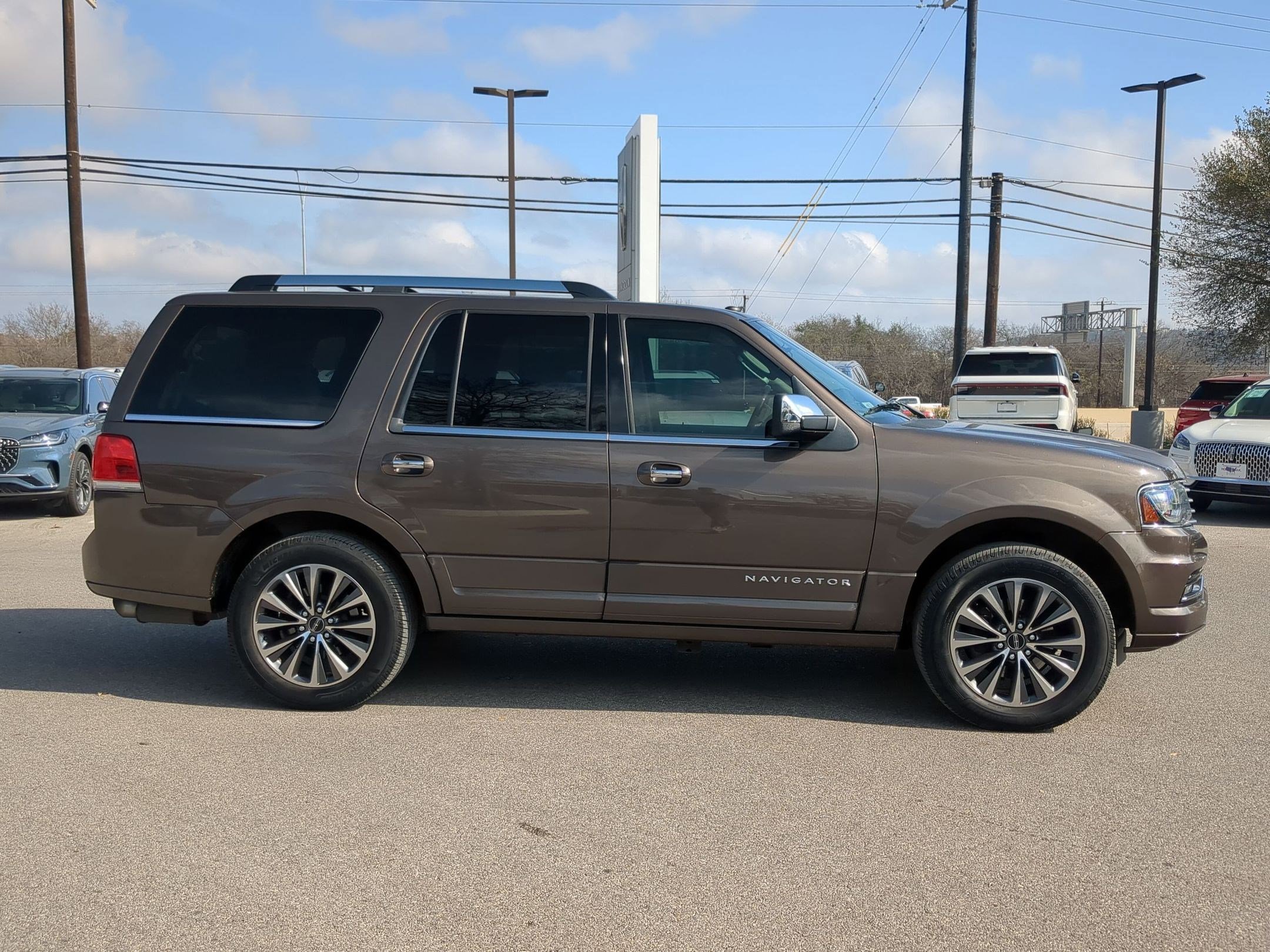 Used 2017 Lincoln Navigator Select image 2