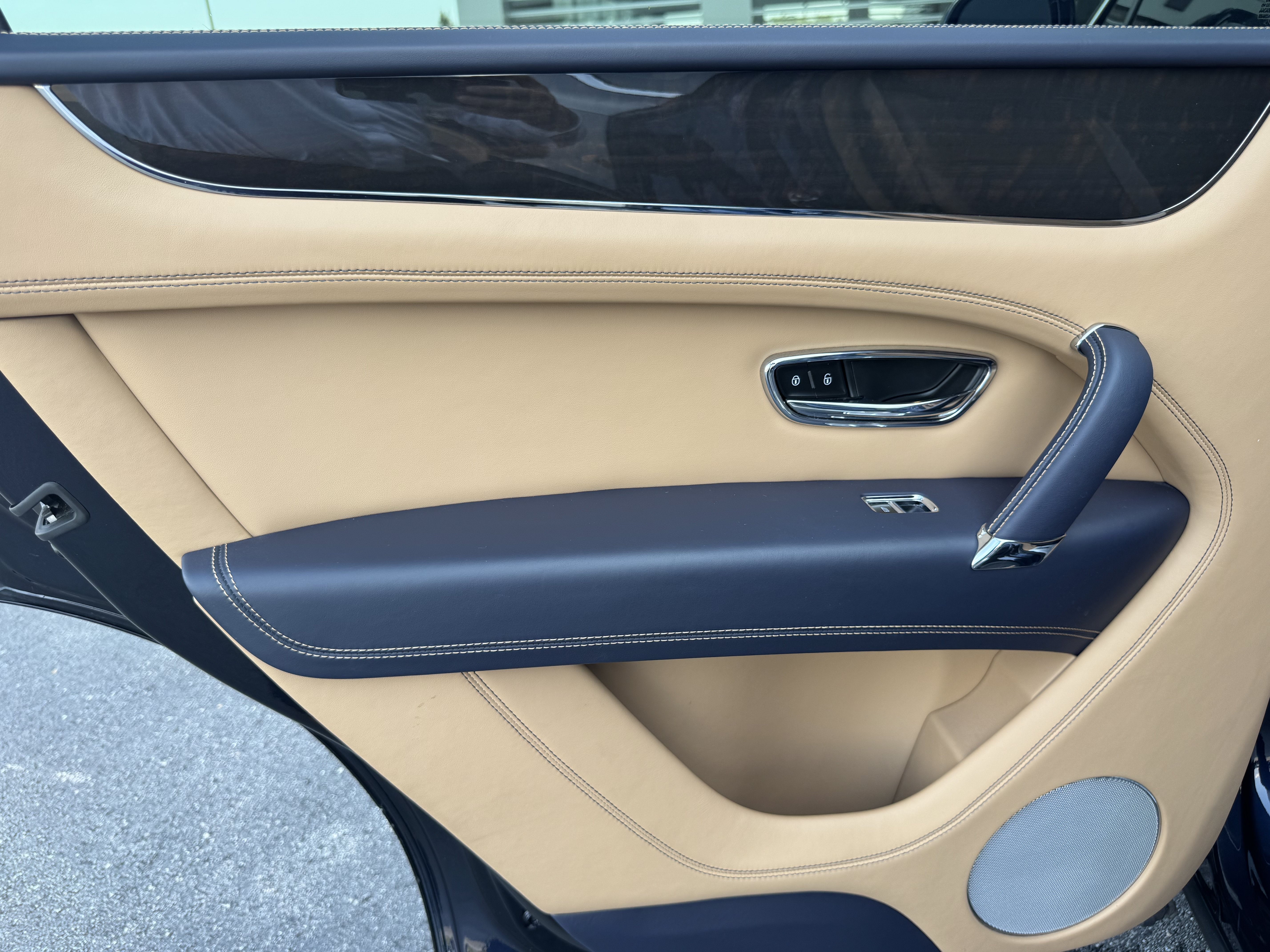 Used 2019 Bentley Bentayga AWD/4WD image 28