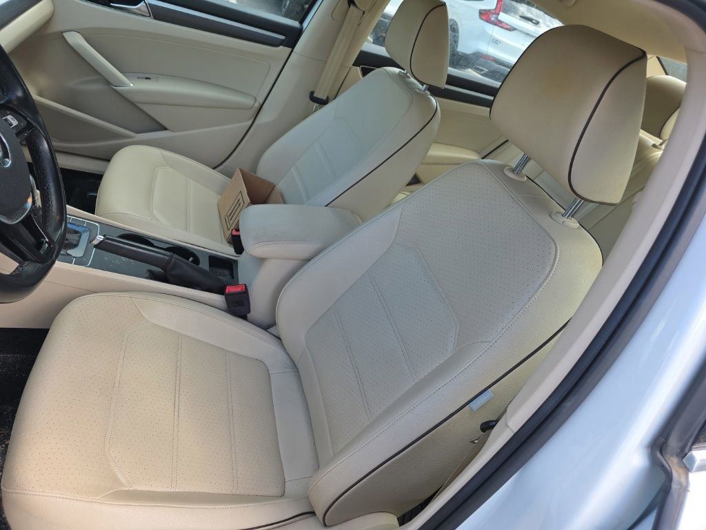 Used 2017 Volkswagen Passat 1.8T R-Line FWD image 10