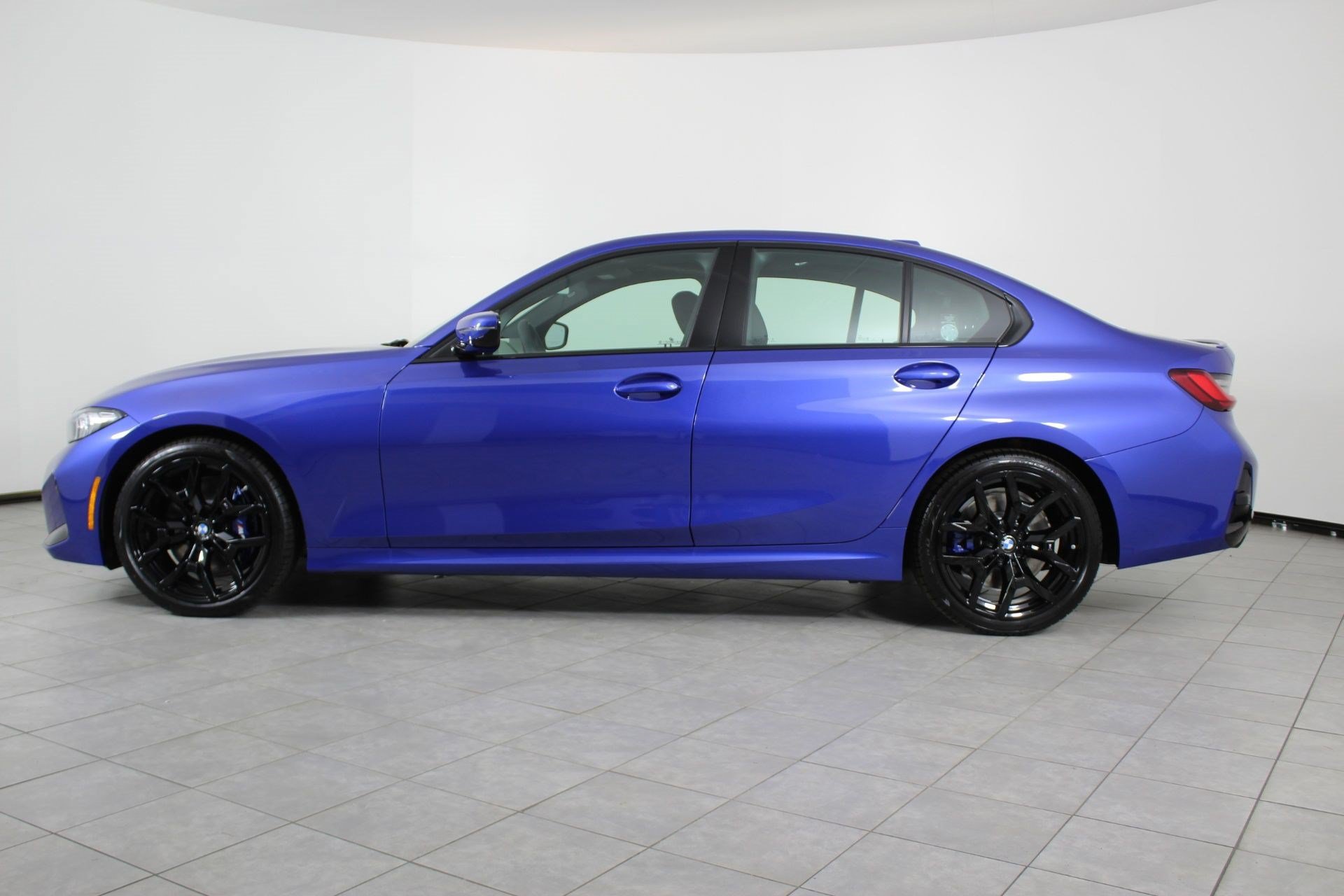 New 2026 BMW 330i Sedan w/ M Sport Package RWD image 2