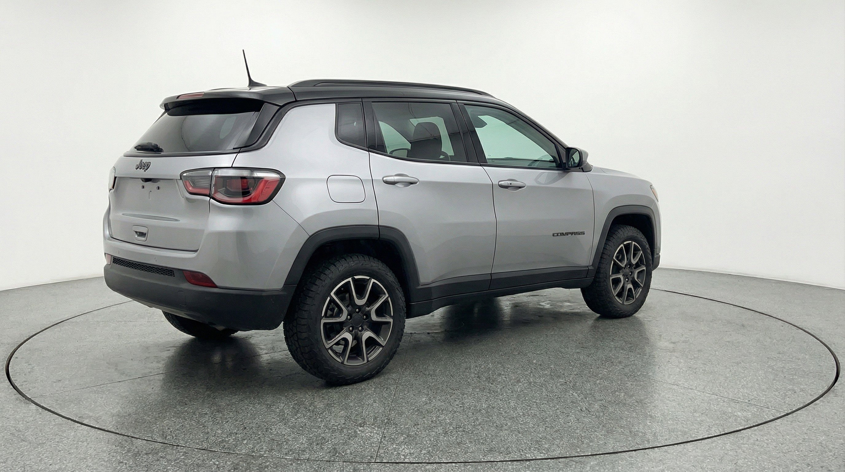 Used 2025 Jeep Compass Trailhawk AWD/4WD image 9