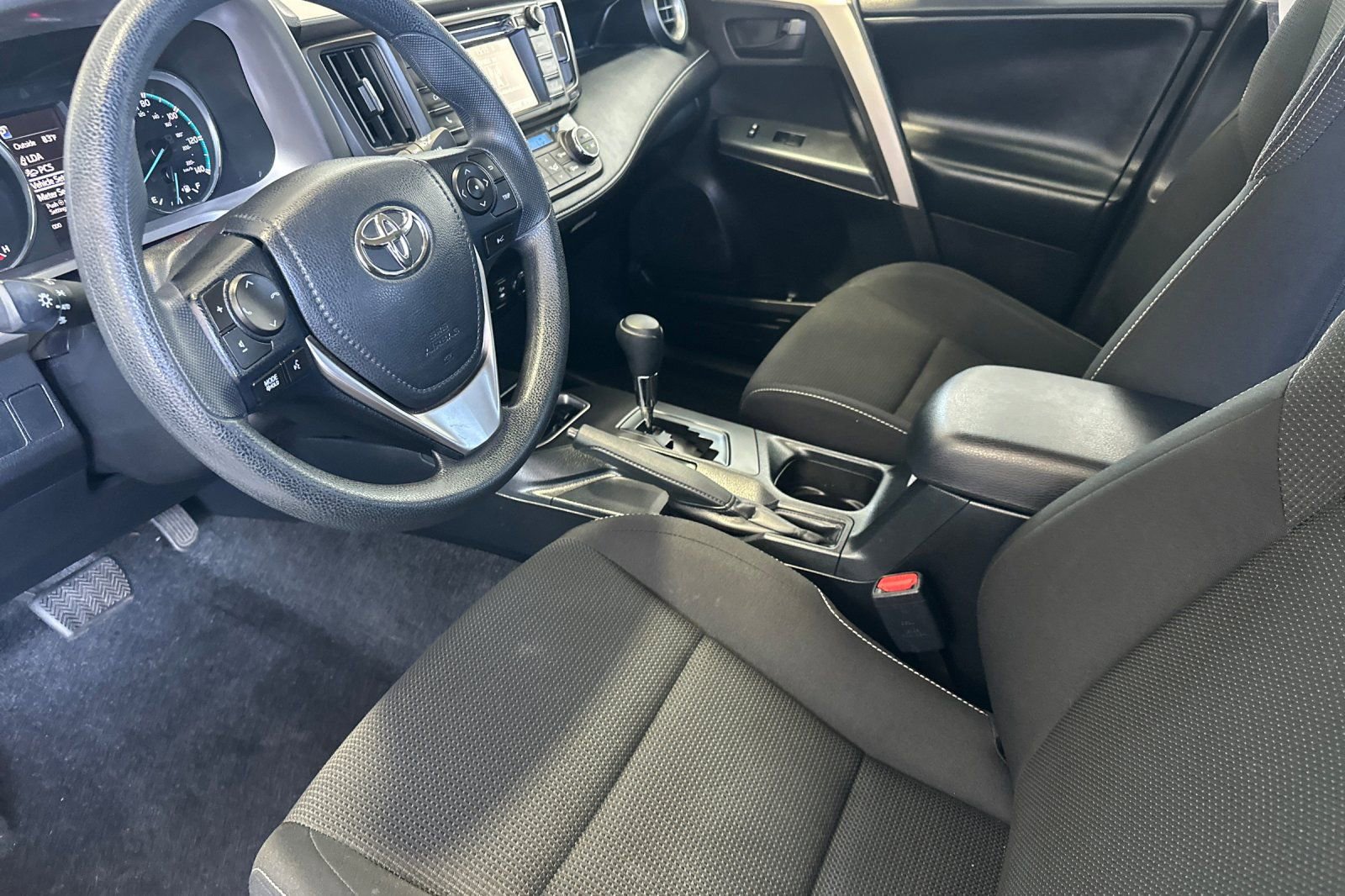 Used 2018 Toyota RAV4 LE w/ Carpet Mat Package AWD/4WD image 10