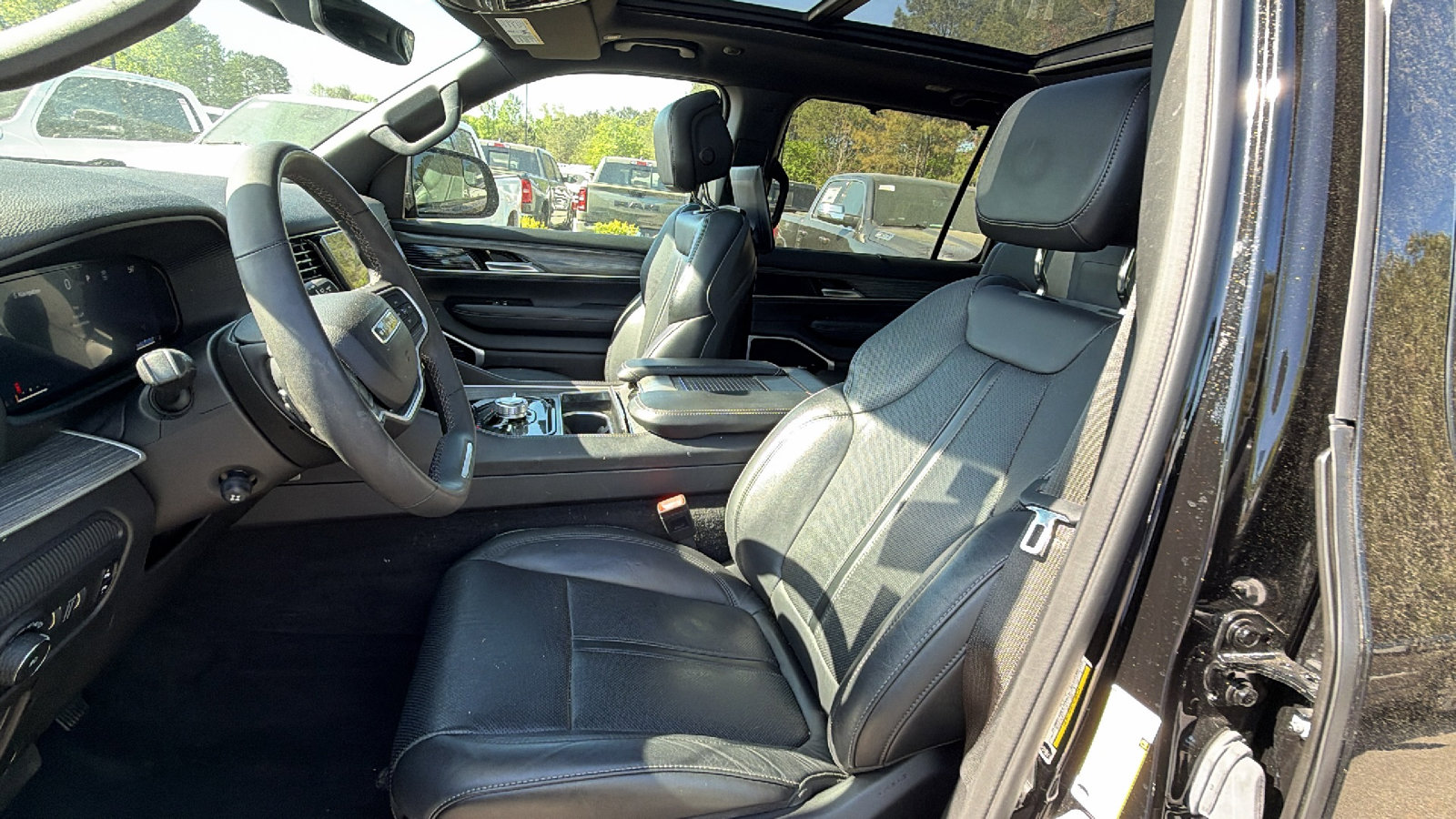 Used 2024 Jeep Wagoneer Series III w/ Premium Group I AWD/4WD image 17