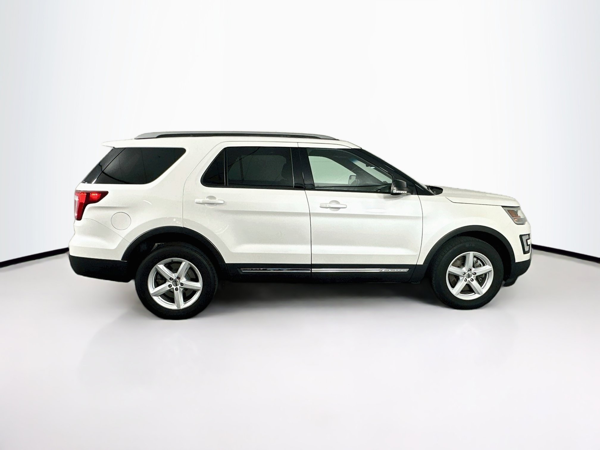 Used 2016 Ford Explorer XLT w/ Equipment Group 201A AWD/4WD image 10