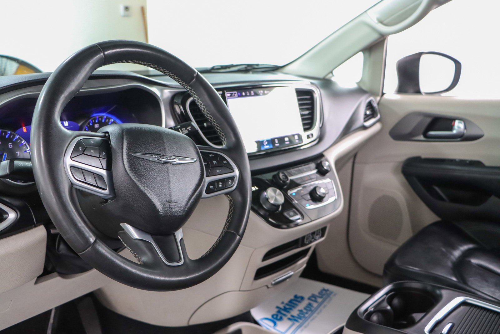 Used 2023 Chrysler Pacifica Touring-L image 22