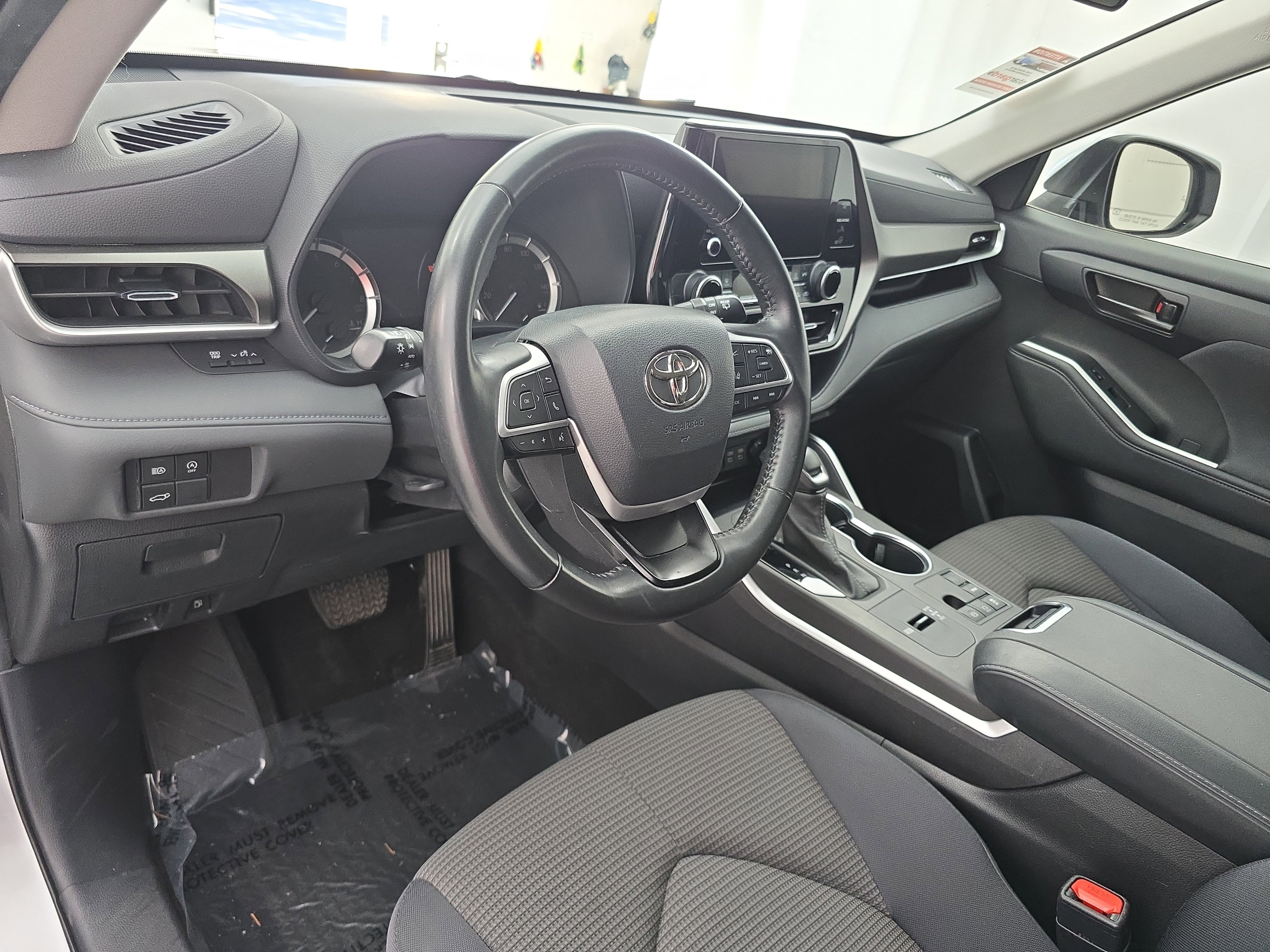 Used 2023 Toyota Highlander L image 17