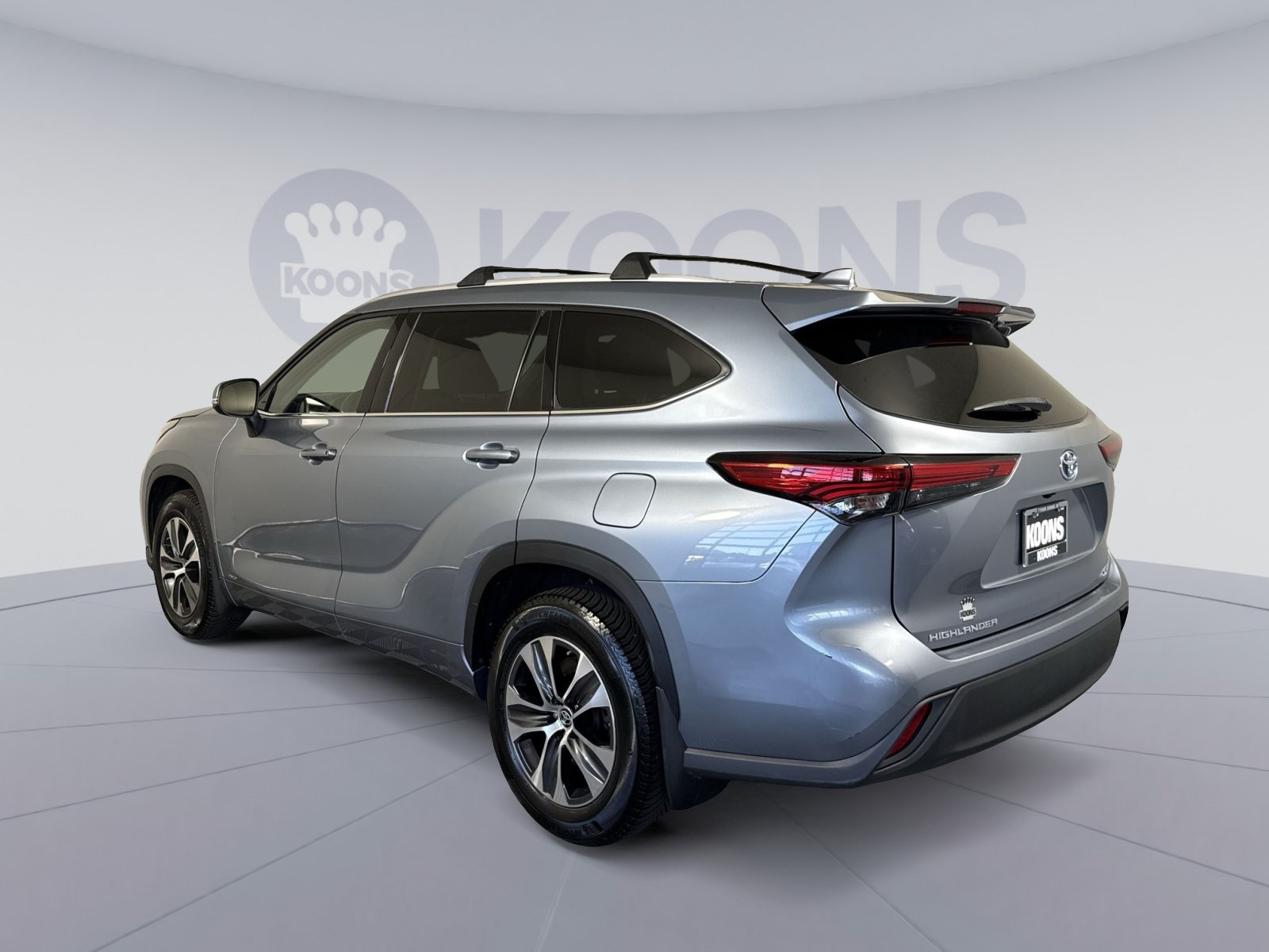 Used 2022 Toyota Highlander XLE AWD/4WD image 4