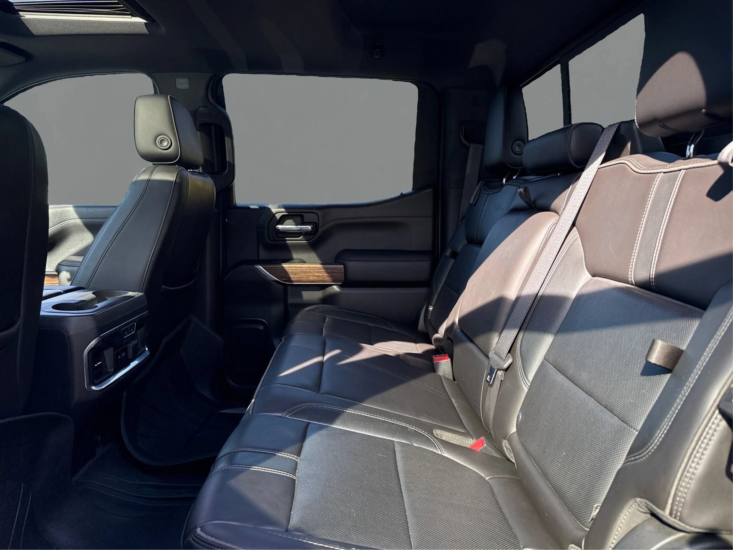 Used 2019 Chevrolet Silverado 1500 High Country w/ Technology Package AWD/4WD image 3
