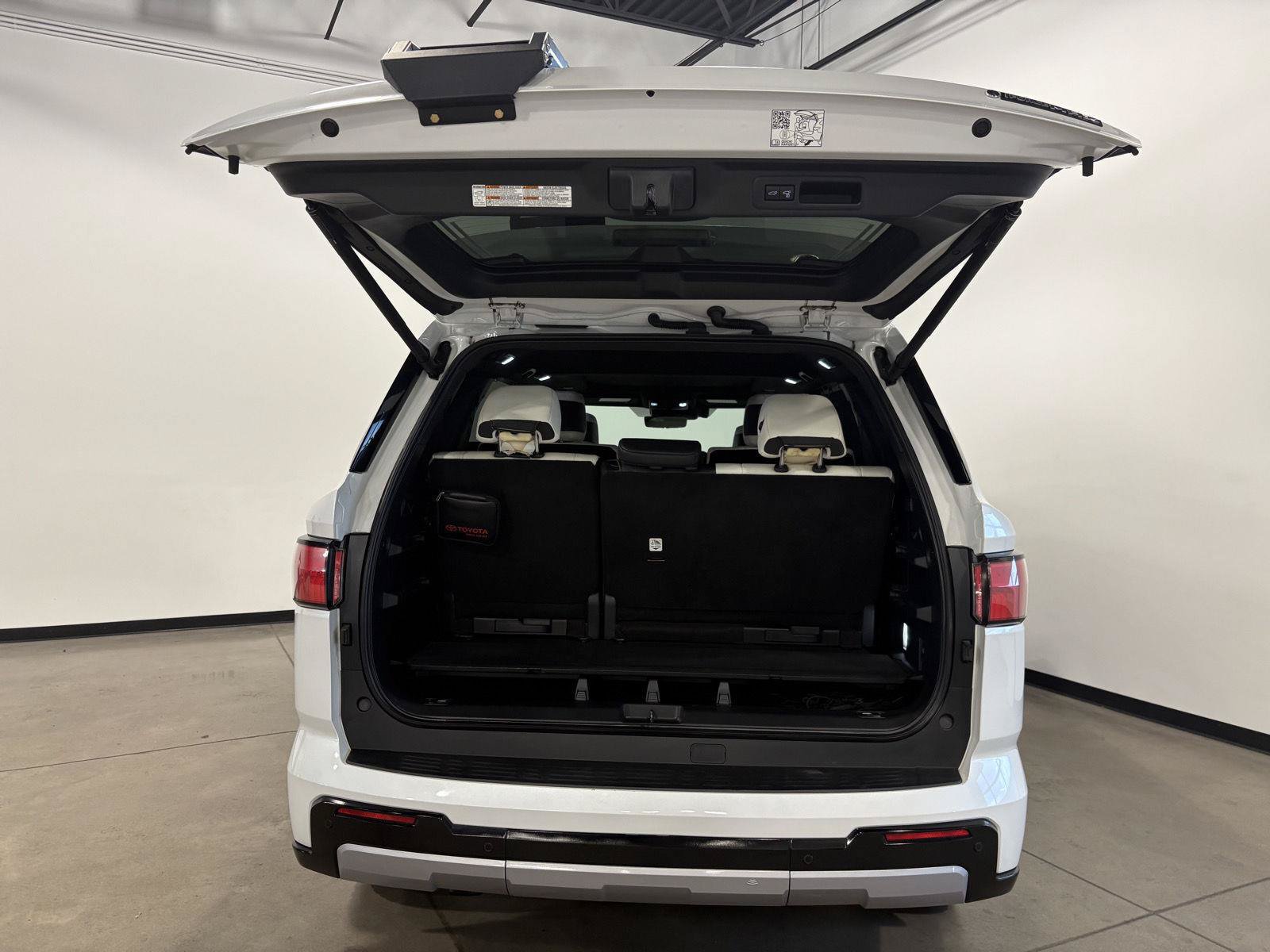 Used 2025 Toyota Sequoia Capstone AWD/4WD image 32