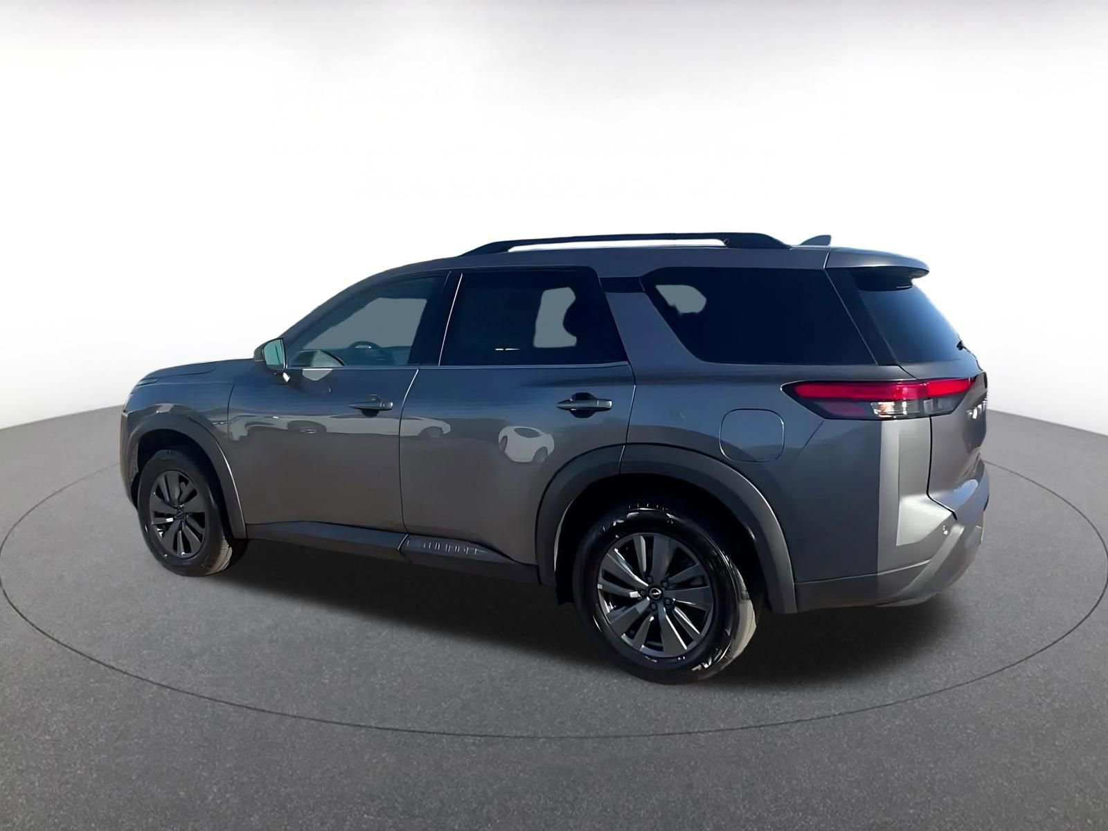 Used 2025 Nissan Pathfinder SV image 10