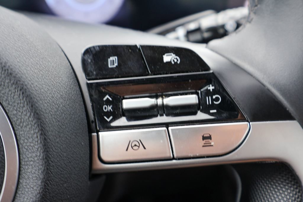 Used 2025 Hyundai Elantra Limited FWD image 13