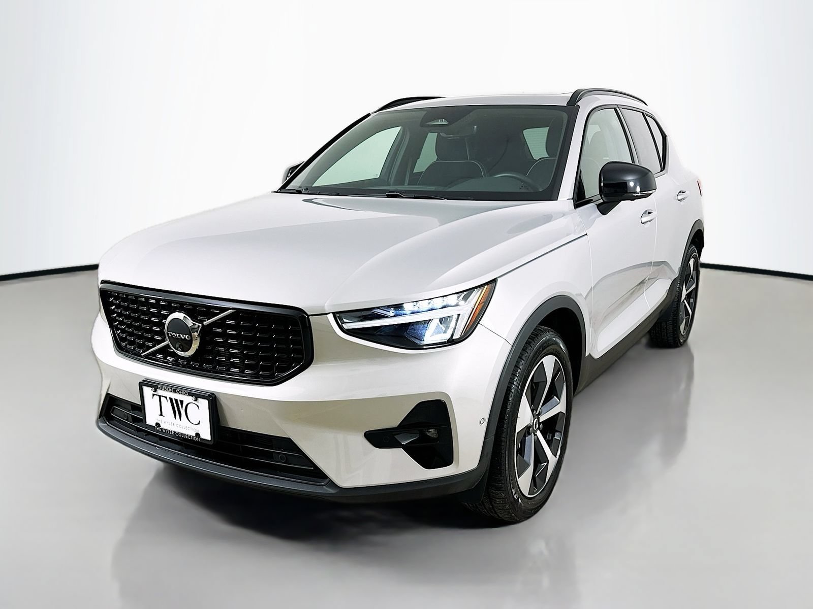 Used 2025 Volvo XC40 B5 Plus AWD/4WD image 1